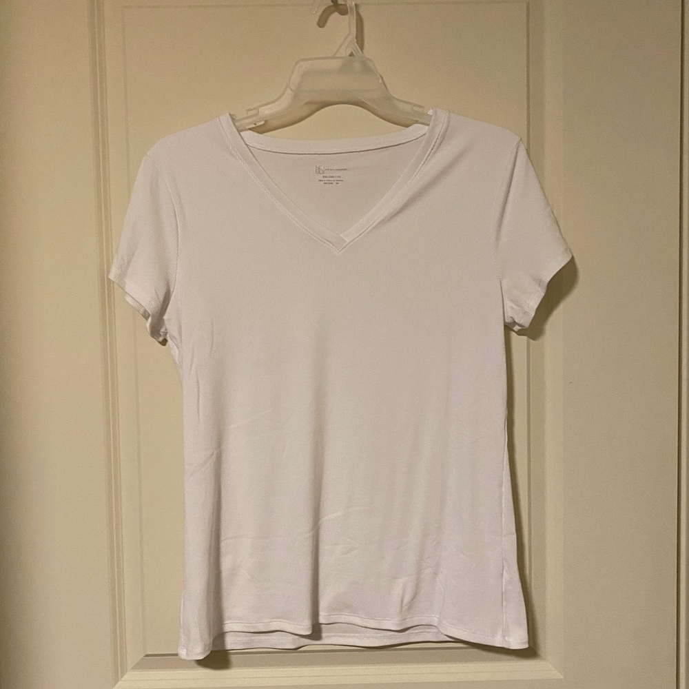 👓 Ribbed White V-Neck Tee 👓